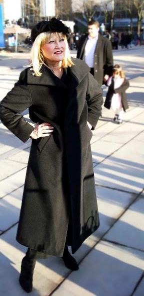 Co se má nosit s černým kabátkem, aby vypadalo stylově?