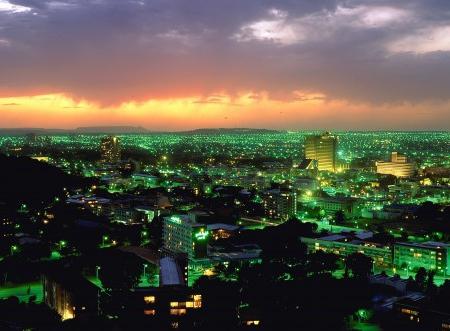 Hlavním městem Jižní Afriky je Pretoria, Bloemfontein nebo Kapské Město?