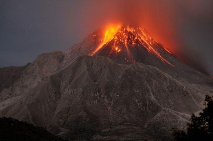 Jaká je příčina erupce sopky?